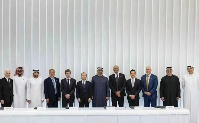 10万GPU的数据中心，由阿联酋公司G42领导，甲骨文、英伟达、思科和软银集团等合作开建