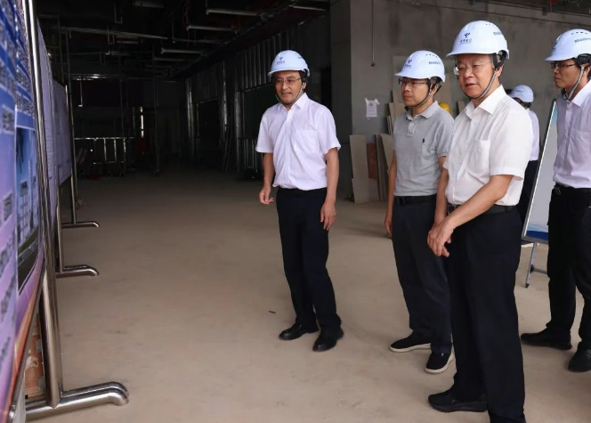 陈水连在鄱阳湖智算中心调研